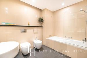 Salle de bains dans l'établissement LUX The Bonnington JLT Suite