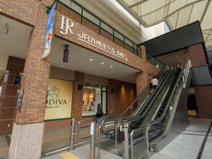 長崎市にあるJR九州ホテル　長崎のショッピングモールのエスカレーターとそれを歩いている人々