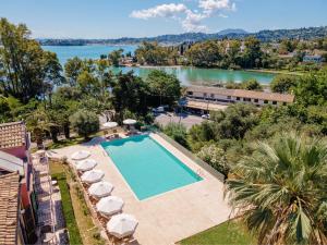 - une vue sur la piscine avec des chaises et un lac dans l'établissement Ionian Arches, à Gouviá