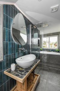 ein Badezimmer mit Waschbecken und Spiegel in der Unterkunft Marners Rock No 2 in Fowey + 101 Fotos