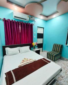 1 dormitorio con 1 cama grande y 1 silla en Goroomgo Bidisha-2 Digha - Excellent Stay with Family, Parking Facilities, en Digha