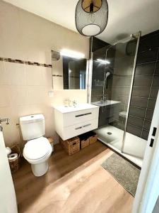 Un baño con inodoro, ducha y lavabo. en Resplendissant YourHostHelper, en Bayona