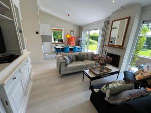 a living room with a couch and a fireplace at Vakantiebungalow Ruiterplaat in Kamperland