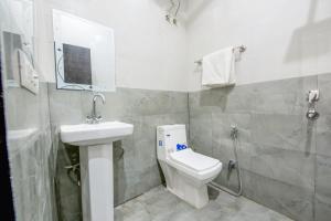 Phòng tắm tại FabHotel Royal Regency I
