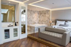 伊斯坦布尔米娜酒店 - 特殊类别的带床和浴缸的卧室