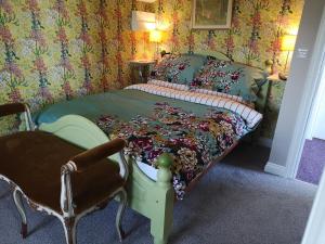 1 dormitorio con 1 cama y 1 silla en Brampton Dales Farm en Gainsborough