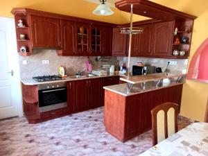 Kuchyň nebo kuchyňský kout v ubytování Napsugár Apartman