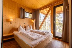 Posteľ alebo postele v izbe v ubytovaní Alpenchalets Reiteralm by ALPS RESORTS + 37 fotografií