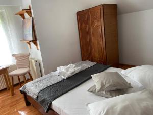 een slaapkamer met een bed met een dressoir en een bed sidx sidx bij Pensiunea Bianca in Bran