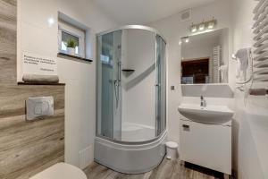 Koupelna v ubytování Domki i pokoje Angelo z sauną i jacuzzi- Karwia + 49 fotografií