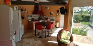 eine Küche mit einem Tisch und einigen roten Stühlen in der Unterkunft Villa d exception 3 étoiles in Clermont