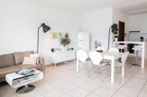 ein Wohnzimmer mit einem Sofa, einem Tisch und Stühlen in der Unterkunft Residenza la Promenada App 4242 in Orselina