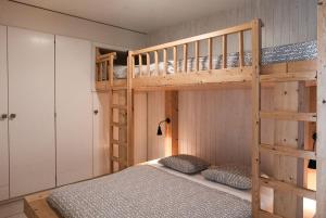 1 Schlafzimmer mit 2 Etagenbetten in einem Zimmer in der Unterkunft Residenza la Promenada App 4242 in Orselina