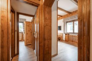 cocina grande con suelo y paredes de madera en Lovely 2 bedroom flat in Corso Italia with parking, en Cortina dʼAmpezzo