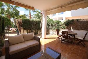 una sala de estar con un sofá y una mesa en Bajo de 2 dormitorios en Puerto Rey, en Vera