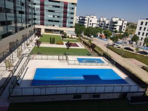 Výhled na bazén z ubytování WANDA Patrimonio parking gratis LICENCIA TURISTICA VT-13975 nebo okolí