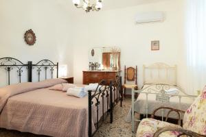 een slaapkamer met 2 bedden en een spiegel bij Villa Septis in Ostuni in Ostuni