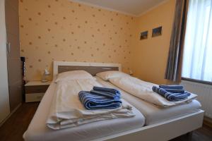 ein Schlafzimmer mit einem Bett mit Handtüchern darauf in der Unterkunft Haus Königsdüne II/8 in Borkum