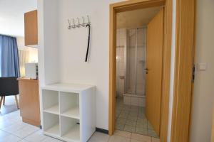 ein Zimmer mit einem Schrank und einer Tür zu einem Badezimmer in der Unterkunft Haus Königsdüne II/8 in Borkum