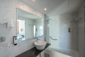 Koupelna v ubytování Bahía de Alcudia Hotel & Spa
