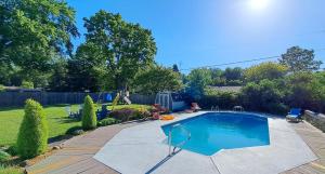 einen kleinen Pool im Hof mit Terrasse in der Unterkunft Drift Away Den in Stevensville