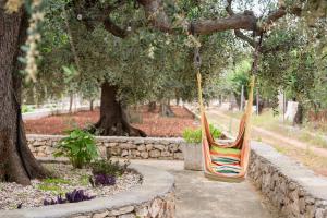 een hangmat hangend aan een boom in een tuin bij Villa Septis in Ostuni in Ostuni
