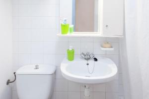 Koupelna v ubytování Residencia Universitaria Resa Francesc Giralt i Serrà + 19 fotografií