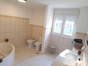 Kopalnica v nastanitvi Beautiful apartment Enjoy, with a shared pool