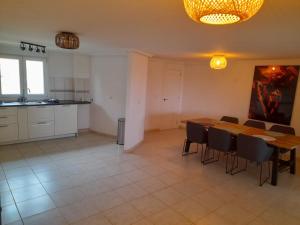 Kuhinja oz. manjša kuhinja v nastanitvi Beautiful apartment Enjoy, with a shared pool