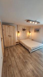 Postel nebo postele na pokoji v ubytování Willa Julia-pokoje w centrum, ogród, sauna, grill
