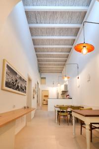 een eetkamer met een tafel en stoelen bij Il Nido Luxury Suites in Montesano Salentino