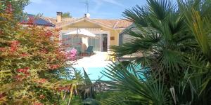 ein Haus mit einem Pool im Garten in der Unterkunft Villa d exception 3 étoiles in Clermont