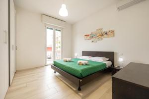 Un dormitorio con una cama con dos osos. en Roberto Flat - 10 minuti da Fiera di Verona, en Verona