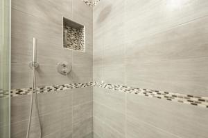 y baño con ducha y puerta de cristal. en Roberto Flat - 10 minuti da Fiera di Verona, en Verona