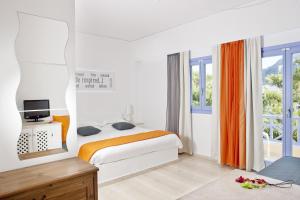 Postel nebo postele na pokoji v ubytování Acqua Vatos Santorini Hotel + 37 fotografií