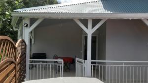 un pabellón con una mesa y sillas en un porche en Ka Villa Location en Pointe-Noire