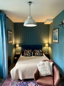 1 dormitorio con 1 cama y 1 silla en Appart'hotel Maison Saint Michel en Paimpol