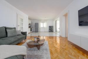 een woonkamer met een bank en een salontafel bij Holiday Home LaMar - with heated pool and whirlpool in Raštević