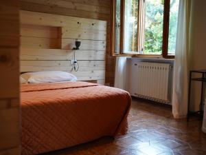 um quarto com uma cama numa parede de madeira em B&B Porto Del Bivio em Duino