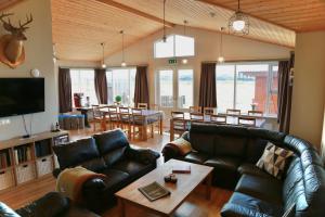 - un salon avec un canapé en cuir et une table dans l'établissement Eldhraun Holiday Home, à Kirkjubæjarklaustur