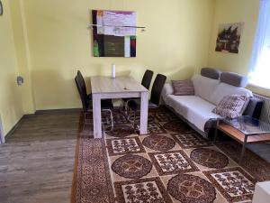 a living room with a couch and a table at Ferienwohnung Pfeifer in Friedrichsdorf