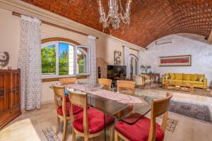 Havre de Paix في تونس: غرفة طعام وغرفة معيشة مع طاولة وكراسي