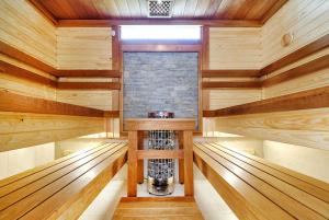 - un sauna avec des murs en bois et du parquet dans l'établissement Villa Amalia Eco, à Torrevieja