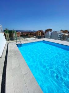 ein großer Pool auf einem Gebäude in der Unterkunft GuestReady - Sunny Seaside Escape in Málaga in Málaga