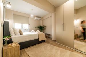 - une chambre avec un lit et une porte coulissante en verre dans l'établissement Lilium Luxury Apartment, à Igoumenítsa