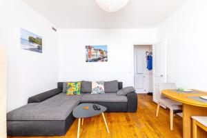 sala de estar con sofá y mesa en GuestReady - Modernity and comfort in Plaisance, en París