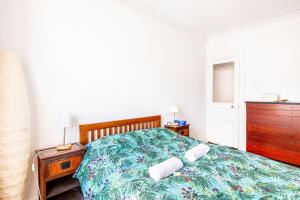 1 dormitorio con 1 cama con 2 almohadas en GuestReady - Modernity and comfort in Plaisance, en París