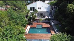 Bazén v ubytovaní Bas de villa avec piscine, 5km de la plage alebo v jeho blízkosti