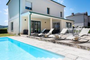 The swimming pool at or close to Fidalsa Majestic