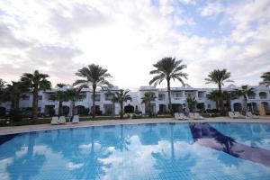 Continental Plaza Beach Resort في شرم الشيخ: مسبح كبير امام مبنى